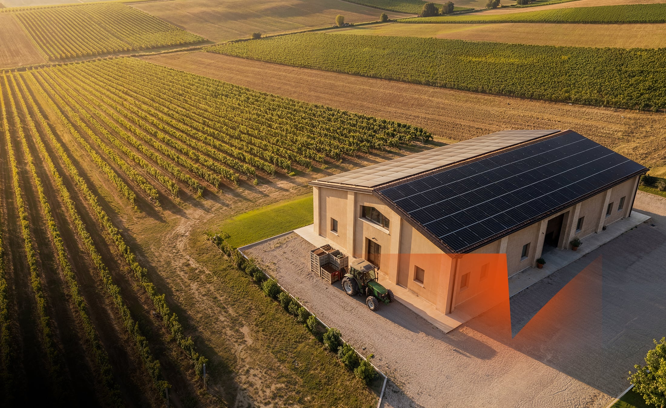 Impianto fotovoltaico su tetto di azienda agricola con pannelli solari moderni